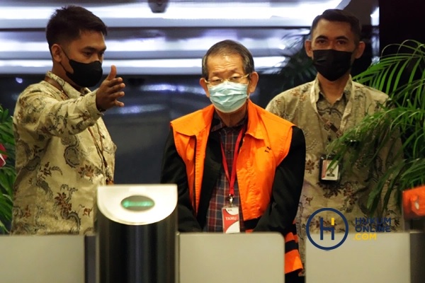 KPK menahan tersangka Swasta / Debitur Koperasi Simpan Pinjam Intidana (ID) Heryanto Tanaka, usai dilakukan pemeriksaan di Gedung Merah Putih KPK, Jakarta, Senin (3/10). Foto: RES