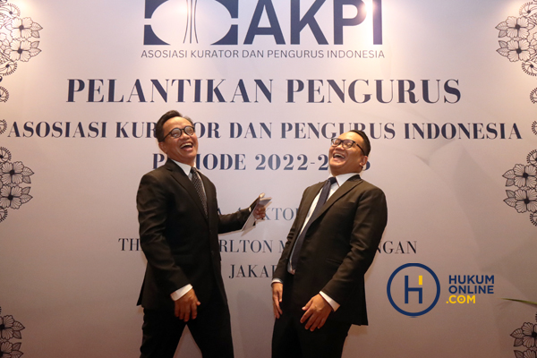 Ketua Umum dan Sekjen AKPI Imran Nating dan Nien Rafles Siregar saat pelantikan pengurus AKPI Periode 2022-2025 di Jakarta, Selasa (4/10/2022). Foto: RES
