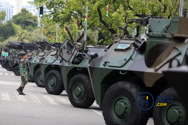 Melihat Antusiasme Warga Saat Menyaksikan Parade Kendaraan Tempur TNI 4.jpg