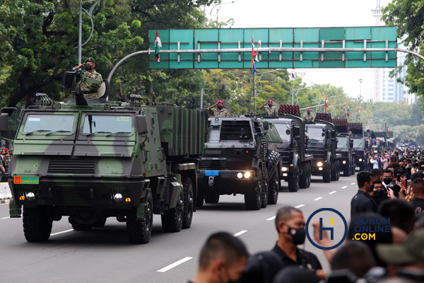 Melihat Antusiasme Warga Saat Menyaksikan Parade Kendaraan Tempur TNI 6.jpg
