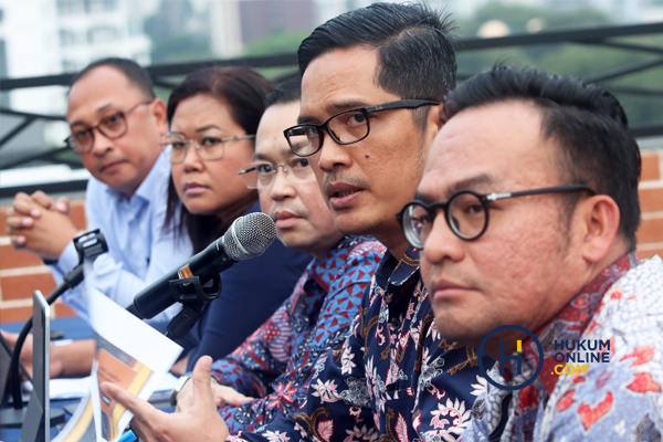 Tim Penasihat Hukum Ferdy Sambo dan Putri Candrawathi, saat konferensi pers di Jakarta, Rabu (12/10/2022). Foto: RES