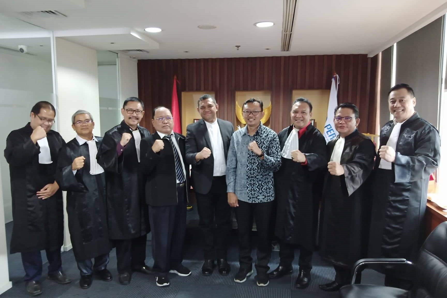 Tim Hukum DPN Peradi bersama Saksi dari YLBHI dan kedua saksi ahli setelah persidangan. Foto: istimewa.