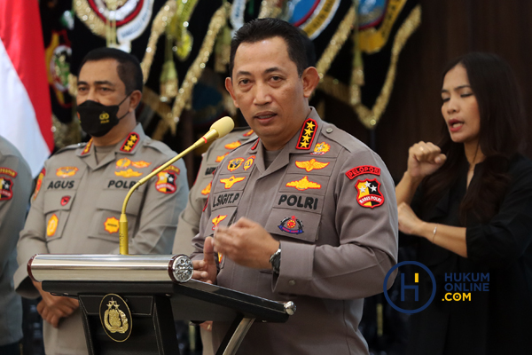 Kapolri Jenderal Listyo Sigit Prabowo saat konferensi pers terkait penangkapan Irjen Pol Teddy Minahasa yang terlibat kasus narkoba di Komplek Gedung Mabes Polri, Jumat (14/10/2022).
