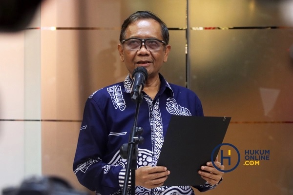 Menkopolhukam M. Mahfud MD saat mengumumkan hasil temuan Tim Gabungan Independen Pencari Fakta (TGIPF) tragedi Kanjuruhan. Foto: RES  