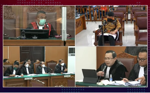 Tim penasihat hukum Ferdy Sambo membacakan nota keberatan (eksepsi) atas dakwaan JPU di kasus dugaan pembunuhan berencana terhadap Brigadir Nofriansyah Joshua Hutabarat, di PN Jakarta Selatan, Senin (17/10). Foto: WIL