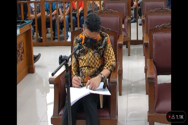 Terdakwa Ferdy Sambo mengenakan batik saat menjalani sidang perdana pembacaan dakwaan di ruang sidang PN Jakarta Selatan, Senin (17/10/2022). Foto: FKF