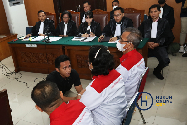 Momen Terdakwa Richard Eliezer bersimpu meminta maaf kepada orang tua Brigadir Yosua saat sidang pemeriksaan saksi di PN Jakarta Selatan, Selasa (25/10/2022). Foto: RES