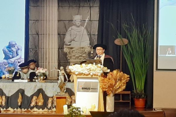 Prof Shidarta menyampaikan orasi ilmiah pengukuhannya sebagai Guru Besar Ilmu Filsafat Hukum pada Universitas Bina Nusantara, Rabu (26/10)/2022). Foto: NEE