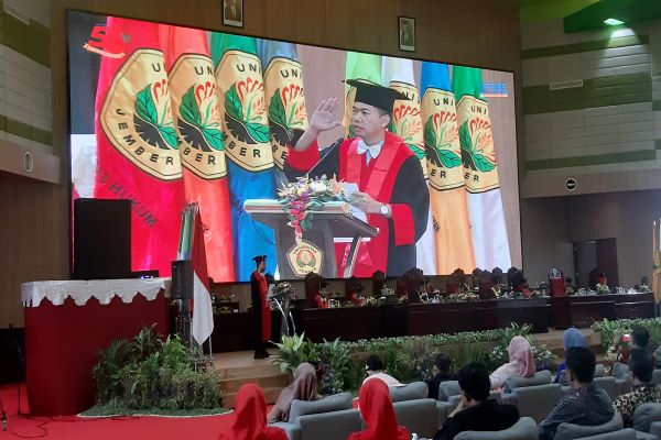 Prof Bayu Dwi Anggono menyampaikan Salam Pancasila di awal pidato pengukuhannya sebagai Guru Besar Ilmu Perundang-undangan Fakultas Hukum Universitas Jember, Sabtu (29/10/2022). Foto: NEE