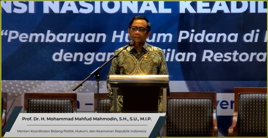 Menkopolhukam Mahfud MD saat membuka acara Konferensi Nasional Pembaruan Hukum Pidana di Indonesia dengan Keadilan Restoratif, Selasa (1/11/2022). Foto: RFQ
