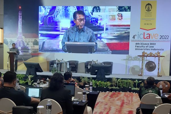 Dekan FHUI Edmon Makarim saat menyampaikan sambutan kunci di pembukaan icLave 2022, Rabu (2/11/2022) di Semarang. Foto: NEE