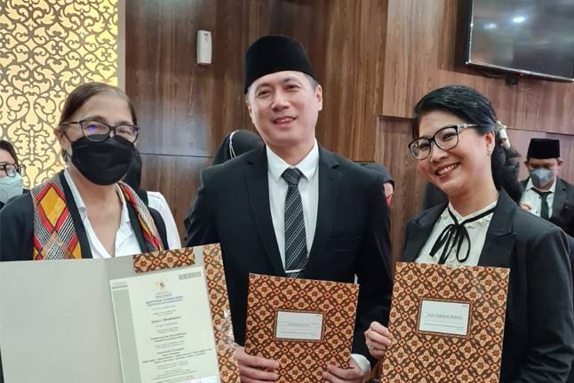 Grace J. Wiradisastra, Evand Halim, dan Sarah Budiman saat Pengangkatan dan Pengambilan Sumpah/Janji Penerjemah Tersumpah di Gedung Direktorat Jenderal AHU Kemenkumham, 5 Oktober 2022. Foto: istimewa.