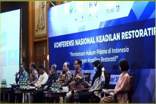 Narasumber dalam seminar bertajuk 'Keadilan Restoratif dalam Pembaharuan Hukum Acara Pidana di Indonesiaâ€ di Jakarta, Rabu (2/11/2022). Foto: RFQ  
