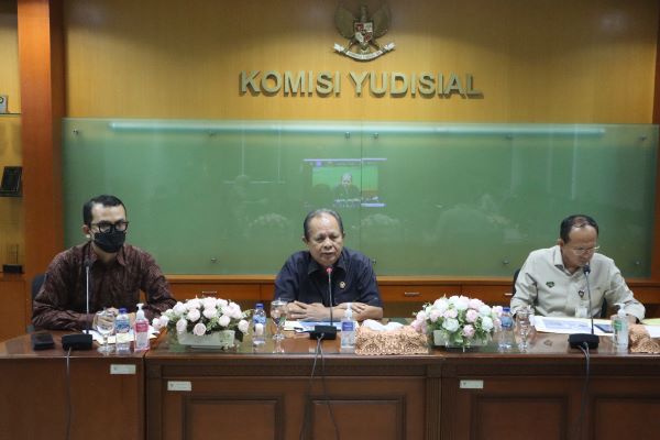 Wakil Ketua KY M. Taufiq HZ (tengah) saat konferensi pers penyampaian laporan pengaduan KY  Triwulan IIII 2022, Kamis (3/11/2022). Foto: Humas KY 