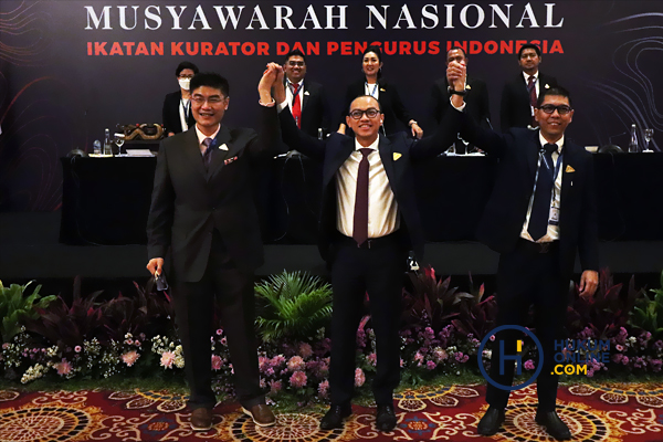 Ketua Umum IKAPI Periode 2022-2027 terpilih Oscar Sagita (tengah) usai pemilihan calon ketua umum dalam Munas ke-3 IKAPI, Jum'at (4/11/2022). Foto: RES