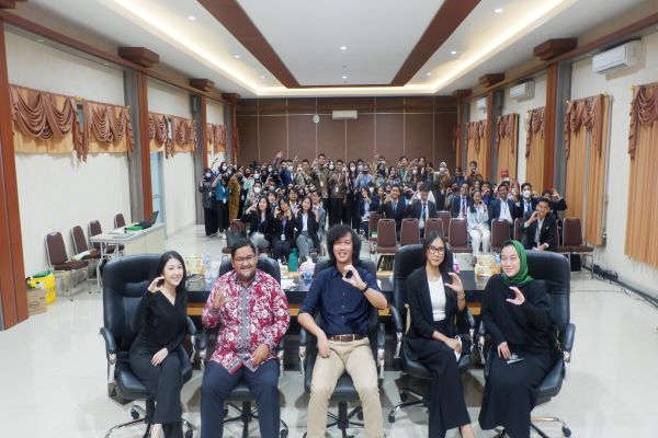 Dosen Hukum Bisnis Internasional Universitas Prasetiya Mulya (tengah) saat ajang kompetisi Contract Drafting and Negotiation Diponegoro Law Fair (DLF) 2022, Sabtu (29/10/2022). Foto: Istimewa 