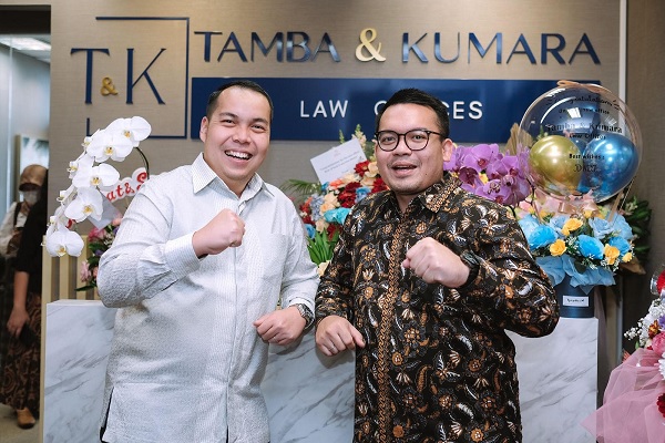 Managing Partner T&K Narada Kumara dan Partner Yohanes Tamba saat meresmikan kantor baru di Sampoerna Strategic Square South Tower, Lantai 22, Jakarta, Jum'at (11/11/2022). Foto: FKF
