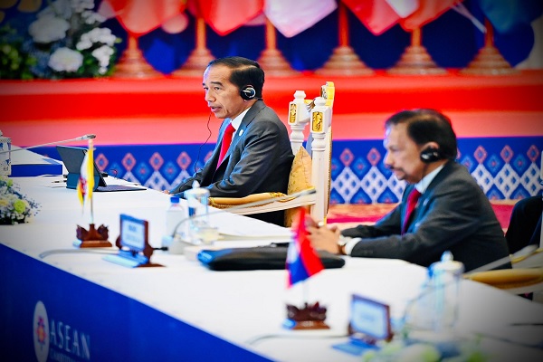 Presiden Jokowi (kiri) saat berbicara pada sesi retreat KTT ASEAN ke-41 yang secara khusus membahas implementasi 5-point consensus (5PC) Myanmar di Hotel Sokha, Phnom Penh, Jum'at (11/11/2022). Foto: setpres