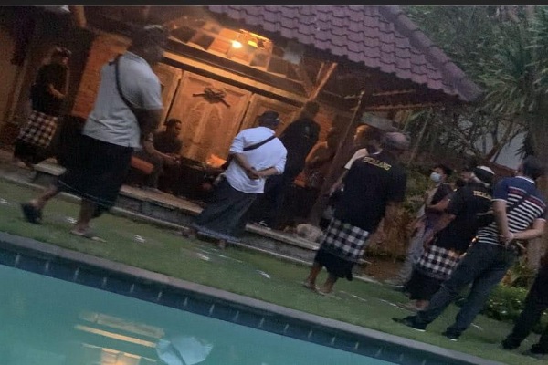 Suasana pembubaran rapat internal sekaligus gathering YLBHI di Sanur, Bali, Sabtu (12/11/2022) malam. Foto: Istimewa 
