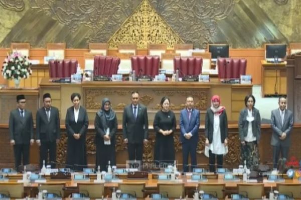 9 Anggota KPAI terpilih saat berfoto bersama dengan Ketua DPR Puan Maharani usai rapat paripurna, Kamis (17/11/2022). Foto: RFQ