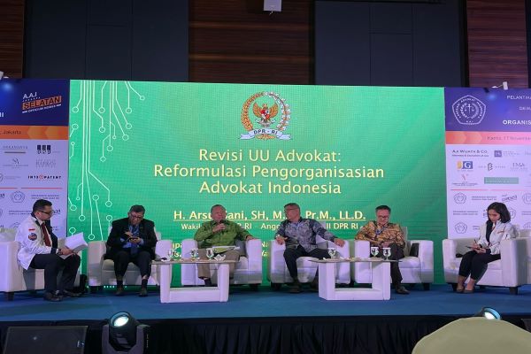 Wakil Ketua MPR yang juga Anggota Komisi III DPR Arsul Sani (tengah) bersama narasumber lain dalam Seminar Nasional bertajuk 'Organisasi Advokat Dahulu dan Saat Ini, Mau Dibawa Kemana?' di Jakarta, Kamis (17/11/2022). Foto: Istimewa 