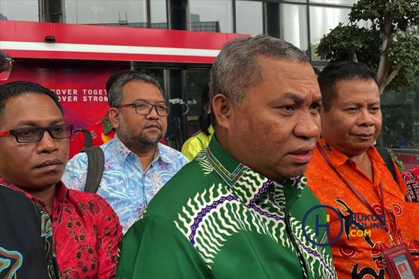 Pengacara Gubernur Papua, Stefanus Roy Rening, Aloysius Renwarin saat memberi keterangan usai menyampaikan surat penolakan pemeriksaan istri dan anak kliennya di Gedung KPK, Senin (10/10/2022) lalu. Foto: RES