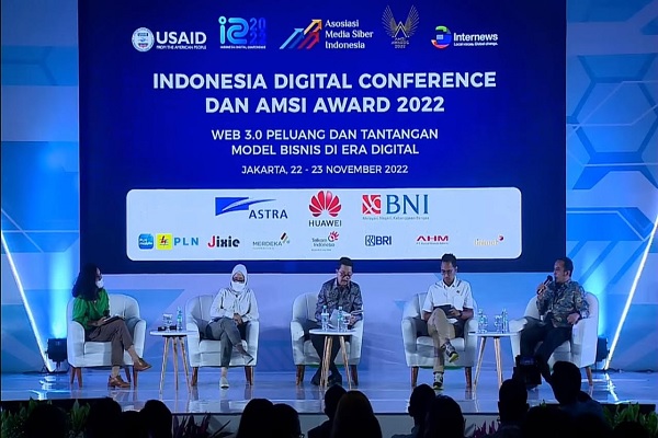 Narasumber diskusi dalam gelaran Indonesia Digital Conference 2022 yang diselenggarakan Asosiasi Media Siber Indonesia (AMSI), Selasa (22/11/2022). Foto: ADY    