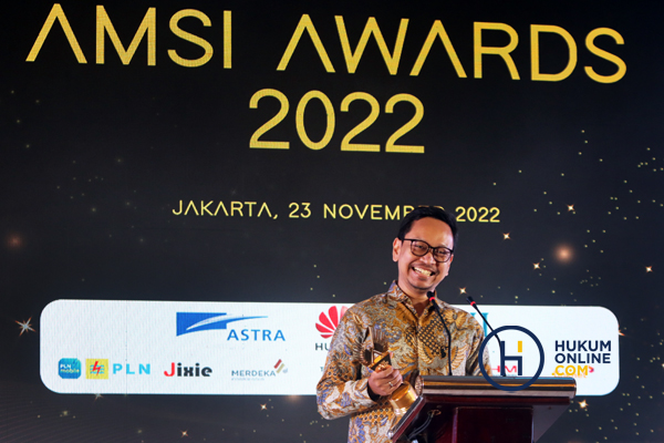  CEO Hukumonline Arkka Dhiratara saat memberi sambutan dalam ajang AMSI Awards 2022, Rabu (23/11/2022). Foto: RES