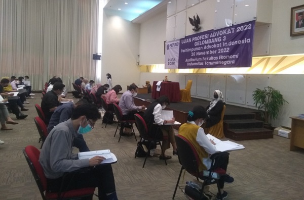 Kegiatan ujian profesi advokat gelombang 3 DPN Peradi di kampus Tarumanegara Jakarta, Sabtu (26/11). Foto: ADY