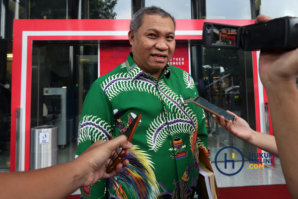 Pengacara Gubernur Papua Stefanus Roy Rening Dipeiksa KPK 5.jpg