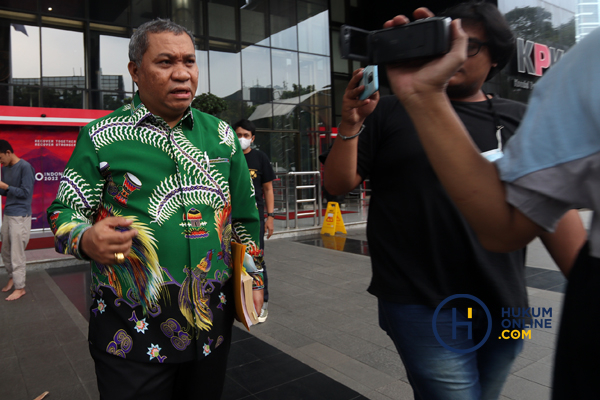 Pengacara Gubernur Papua Stefanus Roy Rening Dipeiksa KPK 6.jpg