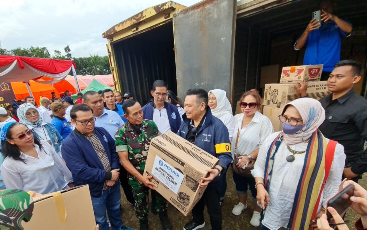 Ketua Umum DPN Peradi, Otto Hasibuan dalam kunjungan Peradi ke korban gempa Cianjur. Foto: istimewa.