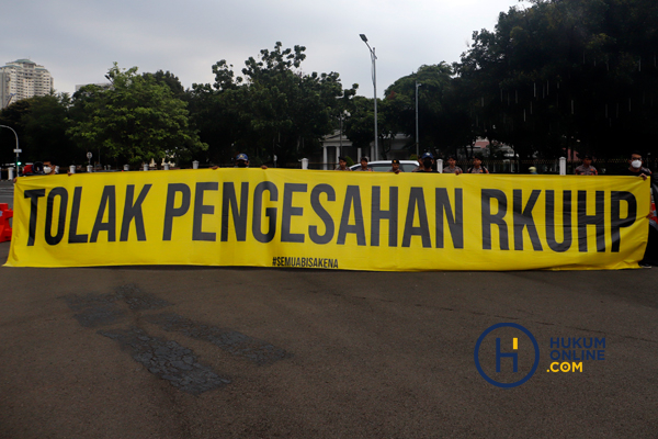 Demo Depan Istana Presiden, Koalisi Masyarakat Sipil Kecam RKUHP Mau Disahkan 3.jpg