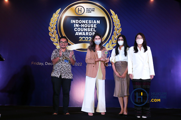 Gaya berpakaian sederhana sejumlah perwakilan tim legal perusahaan saat menerima penghargaan dalam ajang In-House Counsel Awards 2022 di JS Luwansa Hotel Jakarta, Jumat (2/12/2022) malam. Foto: RES