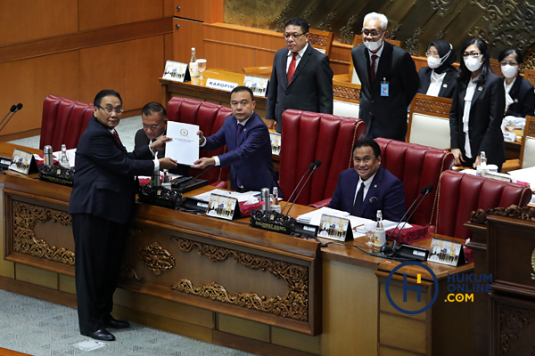 Ketua Komisi III DPR Bambang Wuriyanto saat menyerahkan naskah RUU KUHP yang disahkan menjadi UU kepada pimpinan DPR, Selasa (6/12/2022). Foto: RES 