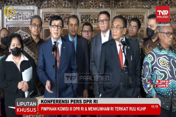 Menkumham Yasonna H. Laoly dan Ketua Komisi III DPR Bambang Wuryanto dalam Konferensi Pers di Gedung Nusantara usai pengesahan RUU KUHP menjadi UU, Selasa (6/12/2022). Foto: FKF 