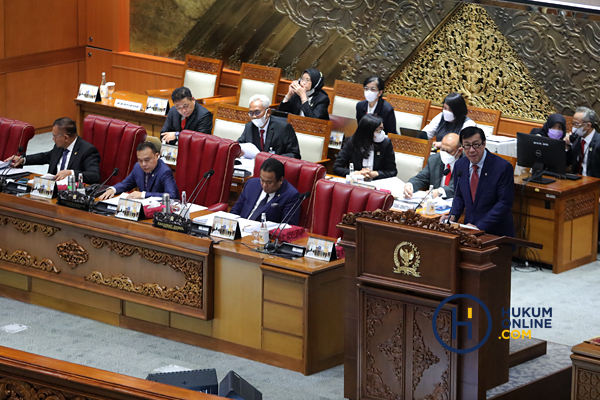 Menkumham Yasonna H Laoly menyampaikan pandangan pemerintah saat pengesahan RUU KUHP menjadi UU, Selasa (6/12/2022). Foto: RES