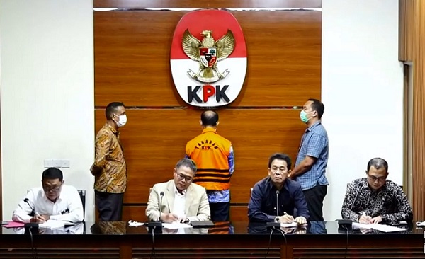 KPK mengadakan konferensi pers penahanan tersangka dugaan tindak pidana korupsi di Mahkamah Agung, Kamis (8/12).