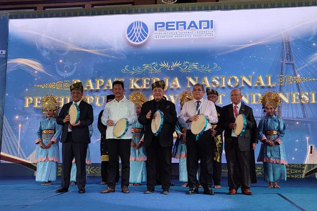 Ketua DPN Peradi Otto Hasibuan menabuh kompang untuk membuka rakernas secara simbolis pada 12-13 Desember 2022. Foto: istimewa. 