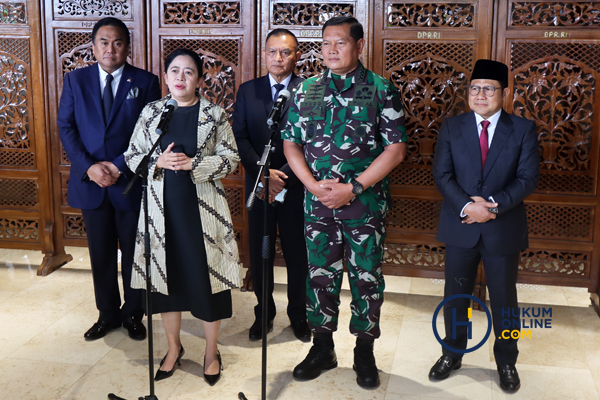 Ketua DPR Puan Maharani bersama Panglima TNI Laksamana Yudo Margono usai rapat paripurna, Selasa (13/12/2022). Foto: RES