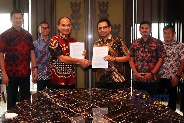 KADIN Indonesia menandatangani MoU atau Perjanjian Kerjasama (PKS) dengan Hukumonline, Rabu (14/12). Foto: RES