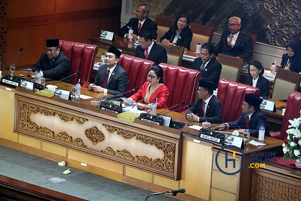 Ketua DPR Puan Maharani (tengah) saat sidang paripurna. Foto: RES