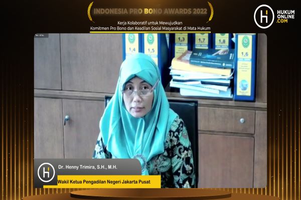 Wakil Ketua PN Jakarta Pusat Dr. Henny Trimira dalam webinar bertajuk 'Kerja Kolaboratif untuk Mewujudkan Komitmen Pro Bono dan Keadilan Sosial Masyarakat di Mata Hukum' dalam ajang Hukumonline Pro Bono Awards 2022, Kamis (15/12/2022). Foto: FKF