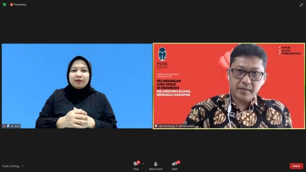 Pengajar FH UGM Herlambang P. Wiratraman (kanan) dalam Diskusi & Peluncuran Laporan Studi Kerangka Hukum Pelindungan Civic Space di Indonesia: Melindungi Ruang, Menjaga Harapan dalam Seri Diskusi Forum Kajian Pembangunan (FKP) 2022, Rabu (21/12/2022). Foto: ADY