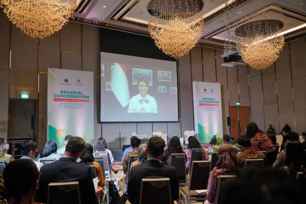 Menteri Luar Negeri RI Retno Marsudi saat berbicara dalam forum Regional Conversation on Human Rights (RCHR). Foto: Humas Kemlu 