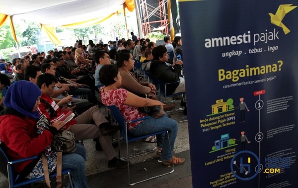 Ilustrasi masyarakat yang mengantre mengikuti program amnesty pajak. Foto: RES