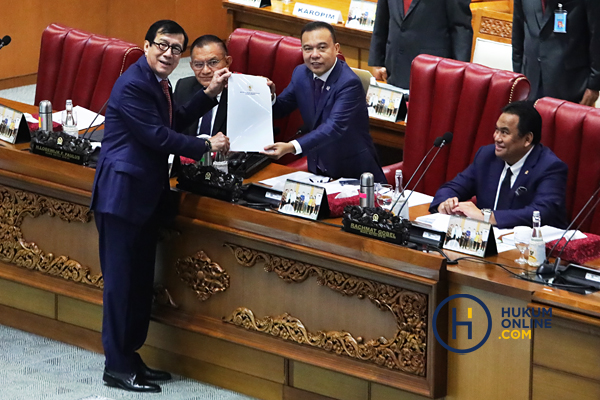 Menkumham Yasonna H. Laoly menyerahkan laporan Draf RKUHP kepada  Wakil Ketua DPR Sufmi Dasco Ahmad dalam rapat paripurna pengambilan keputusan RKUHP di Gedung MPR/DPR RI, Jakarta, Selasa (5/12/2022).  Foto: RES