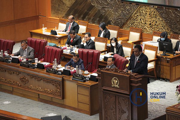 Wakil Ketua DPR Rachmat Gobel (kanan) saat pidato pembukaan masa sidang 2022-2023 di Komplek Gedung Parlemen, Selasa (10/1/2023). Foto: RES 