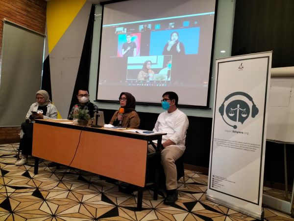 Narasumber peluncuran Annual Report LBH Pers 2022 bertema 'Jurnalisme dalam Kepungan Represi', Rabu (11/1/2023). Foto: Istimewa