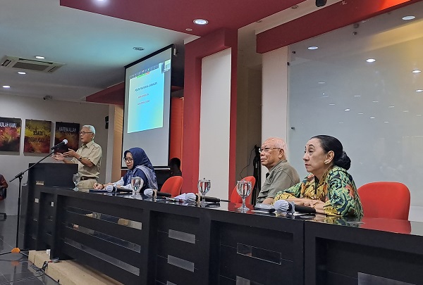 Bambang Kesowo, Fitriani Ahlan Sjarif, Bagir Manan, dan Maria Farida Indrati (dari kiri ke kanan) dalam seminar nasional peluncuran Asosiasi Pengajar Ilmu Perundang-undangan (ASIPPER), Sabtu (21/1). Foto: NEE